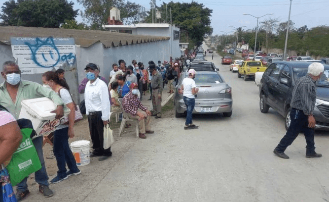 Jóvenes se alquilan para hacer fila por vacuna en Tamaulipas