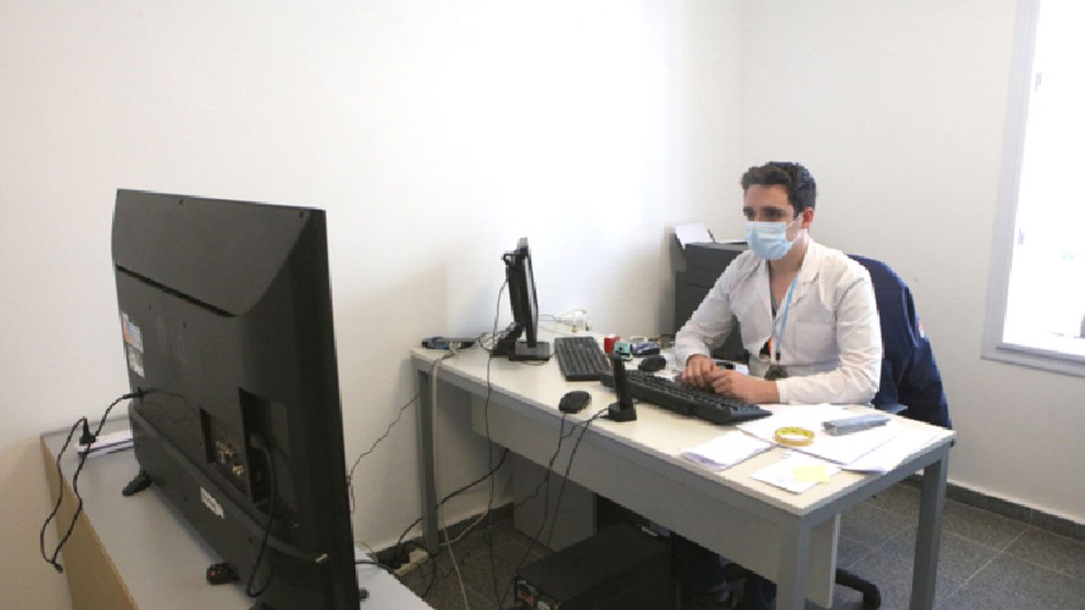 Arrestan a joven que pretendía ser médico y recetaba a pacientes