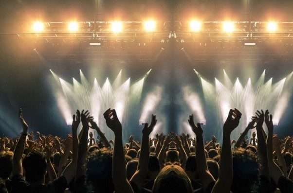 Francia hará conciertos masivos como experimento para reapertura