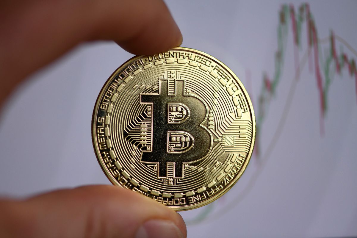 Precio del Bitcoin se recupera ligeramente