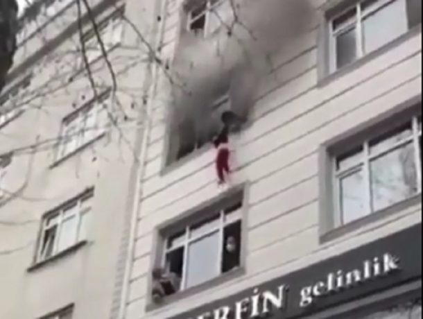 Mamá salva a sus hijos lanzándolos por la ventana en pleno incendio #VIDEO