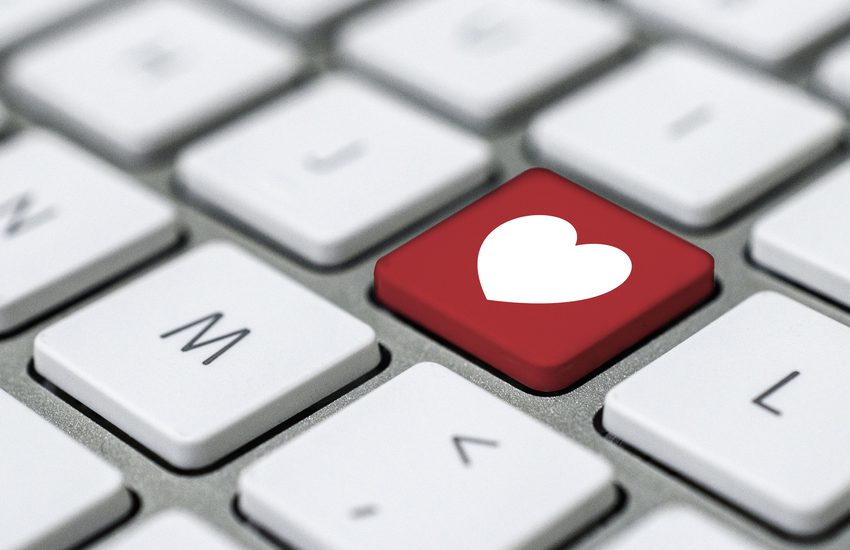 Seis de cada 10 mexicanos han tenido una relación con alguien que conocieron en línea Título del sitio Título Categoría principal Separador