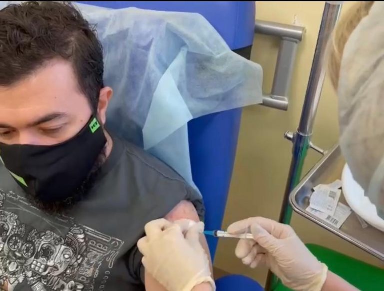 Él es el mexicano vacunado con la vacuna rusa Sputnik V