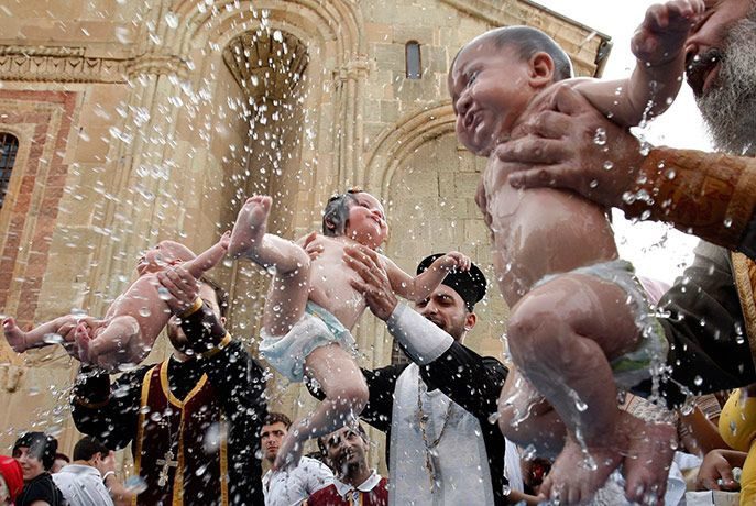 Inician rumanos campaña contra el bautizo ortodoxo, tras ahogamiento de bebé