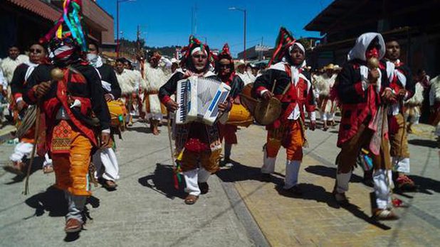 Celebran carnaval en San Juan Chamula, Chiapas sin importar pandemia