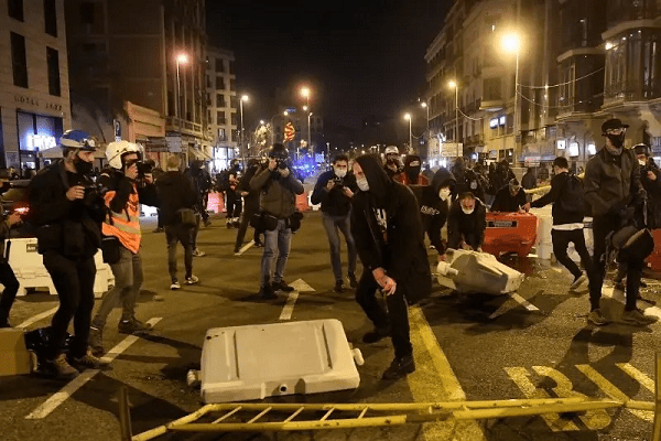 Disturbios en Barcelona por protestas a favor del rapero Hasél