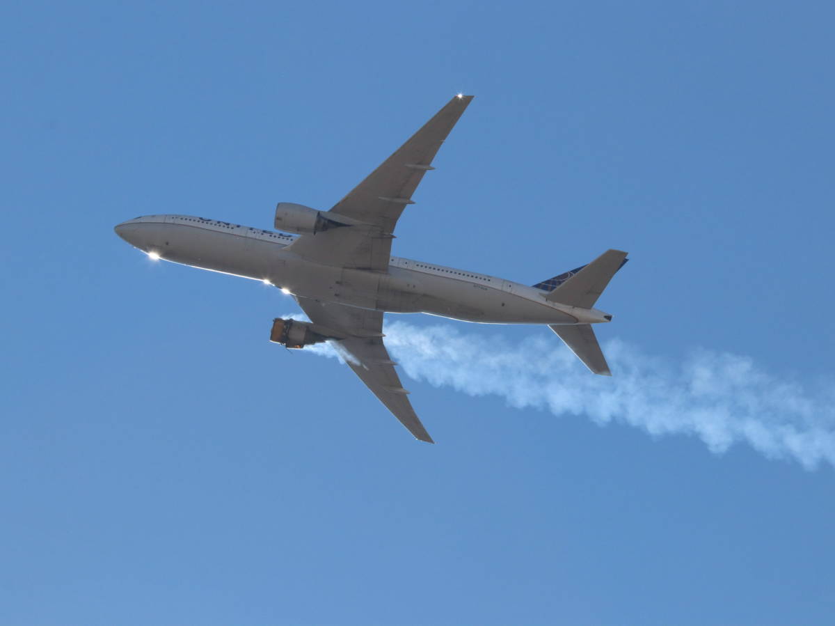 Boeing 777 aterriza de emergencia en Rusia por problemas con motor
