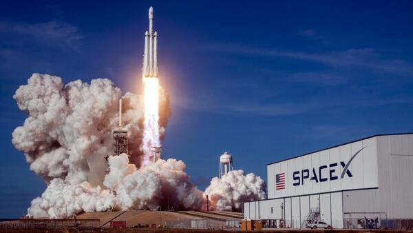 SpaceX anuncia primer viaje al espacio para civiles
