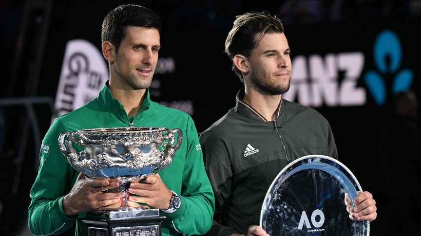 Djokovic se impone a Medvedev y consigue novena corona en Abierto de Australia