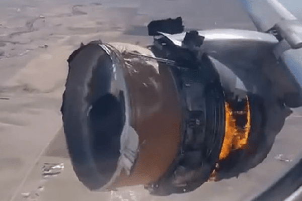 Motor de avión se incendia en pleno vuelo #VIDEO