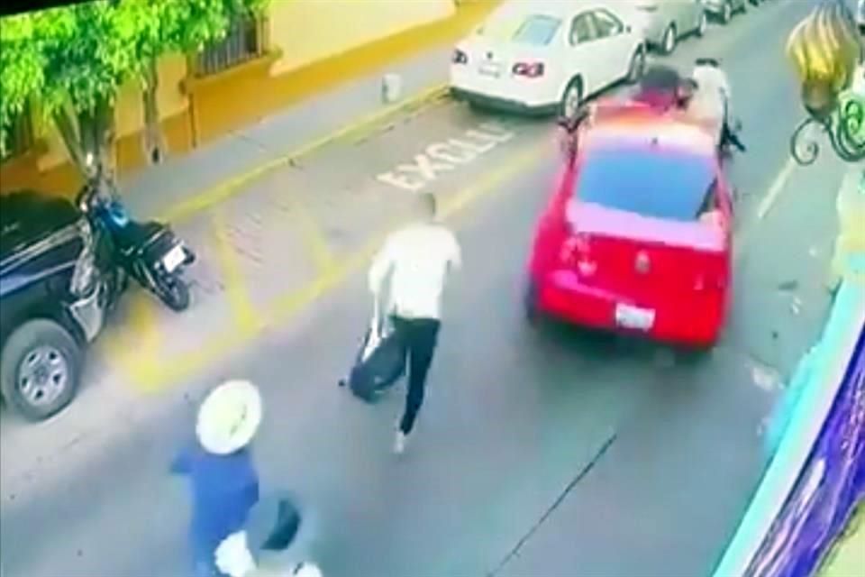 Conductor atropella familia que paseaba con menores #VIDEO