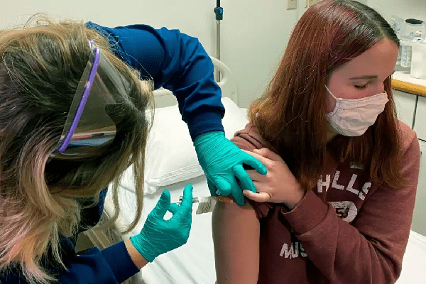 Oxford/AstraZeneca inician pruebas de vacuna Covid-19 en niños