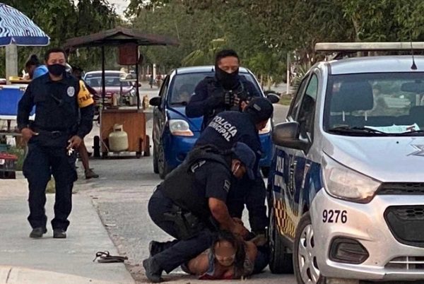 Denuncian muerte de mujer por sometimiento policiaco, en Tulum #VIDEO