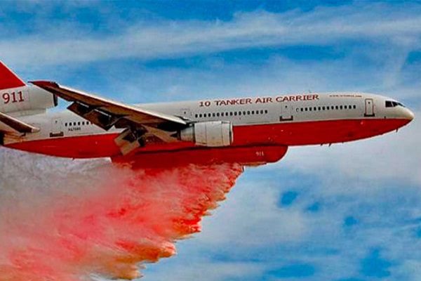 Combaten incendio en Arteaga con avión lanzador de agua más grande del mundo