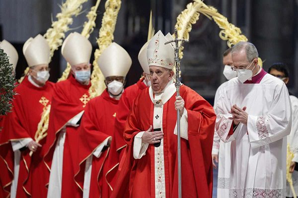 En Domingo de Ramos, el Papa pide ayudar a personas en dificultad económica