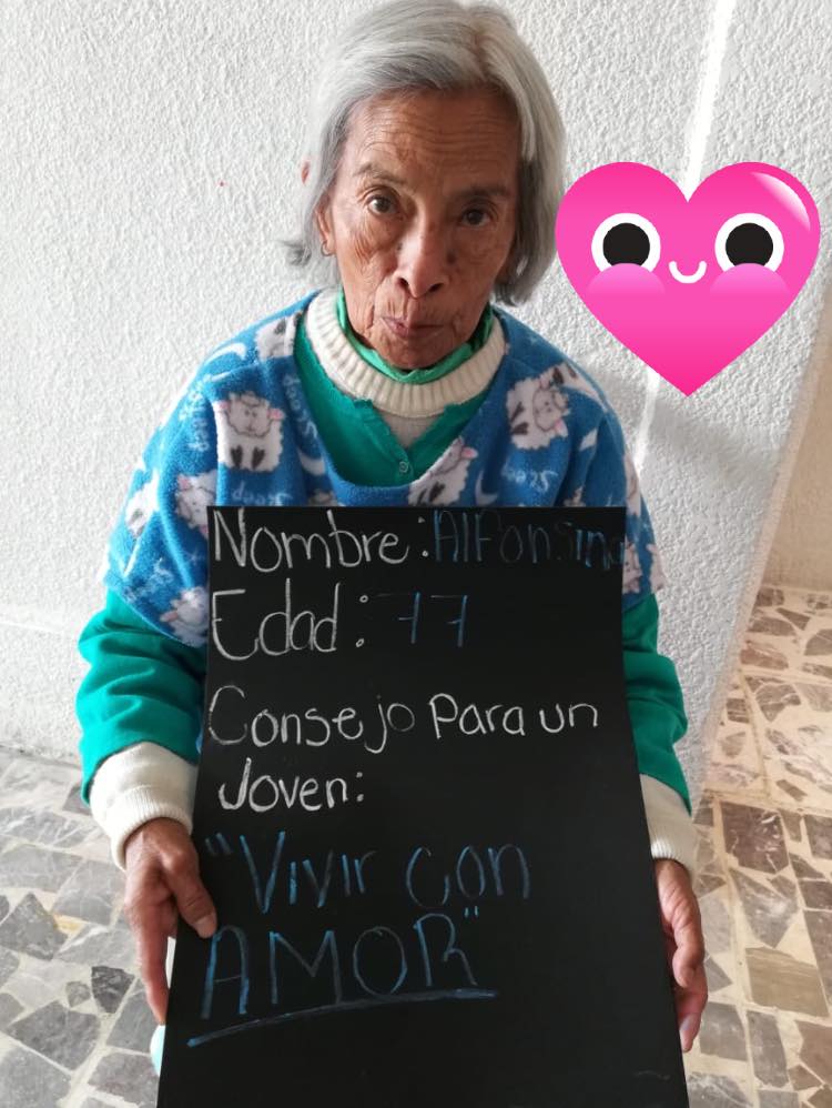 Abuelitos mandan mensajes a jóvenes, desde redes sociales de asilo