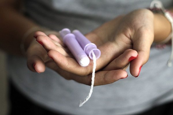Las escuelas públicas de Michoacán proveerán productos menstruales