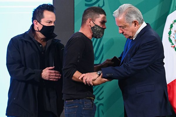 Identifican al joven que se coló en la mañanera