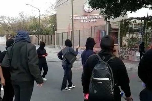 Feministas protestan en Fiscalía de Guerrero por el caso Salgado Macedonio