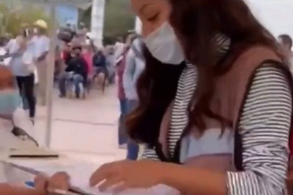 Apodan #LadyProle a Servidora de la Nación tras negar vacunas a "ricos" #VIDEO