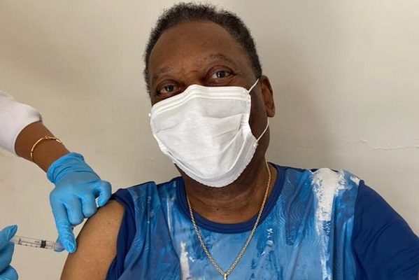 Pelé recibe la vacuna contra el Covid-19 en un "día inolvidable"
