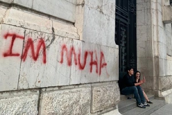 Detienen a extranjero por hacer grafiti en fachada de Bellas Artes