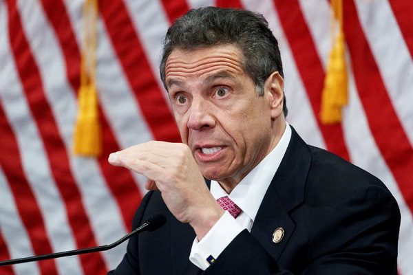 Con acusaciones de acoso, gobernador de NY asegura que no dejará el cargo