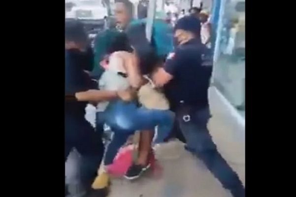 Policías en Oaxaca agredieron a pareja por no usar cubrebocas #VIDEO