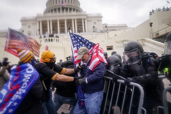 Detienen a un exfuncionario de Trump por el asalto al Capitolio