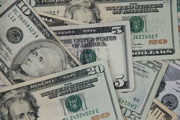 Con respecto al dólar, peso cae a su nivel más bajo desde noviembre