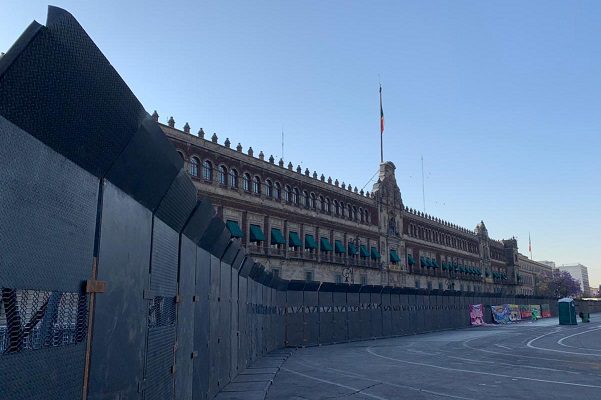 Ante protestas del 8M, Palacio Nacional amaneció amurallado