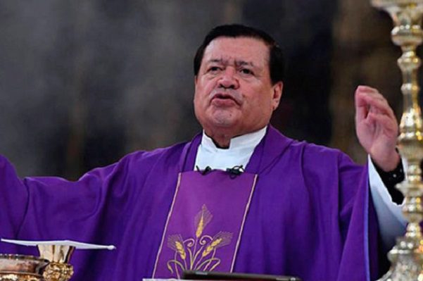 El cardenal Norberto Rivera ya salió del hospital