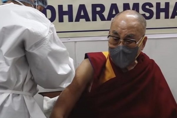 Es “muy, muy útil” dijo el Dalai Lama tras ser vacunado contra el Covid-19