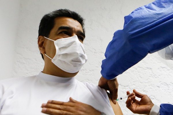 "Solo siento un poco de 'fiebrosky'", dijo Maduro tras se vacunado #VIDEO
