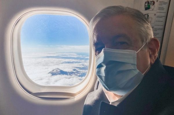 Prohibieron venta de alcohol en vuelo que viajo AMLO