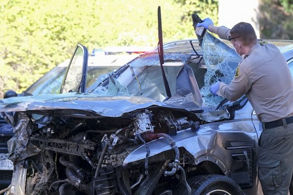 Tiger Woods habría estado inconsciente en accidente. Se especula consumió drogas