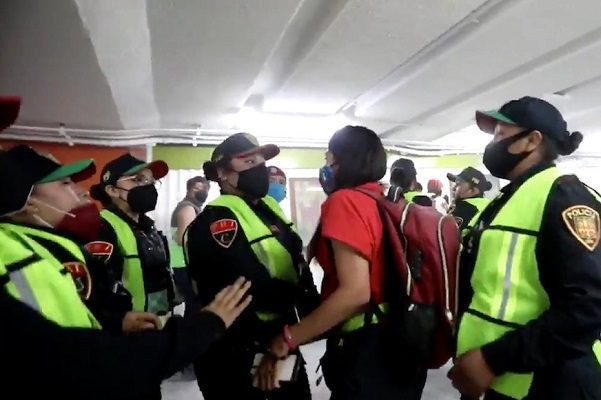 Policías golpean y detienen a cuatro periodistas en Metro Hidalgo #VIDEO