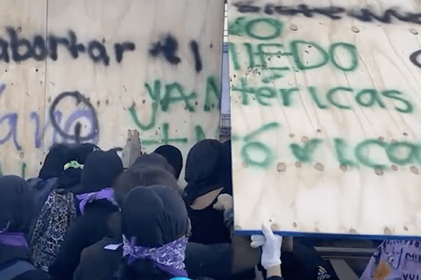 Manifestantes tiran vallas colocadas en el Monumento a la Revolución #VIDEOS