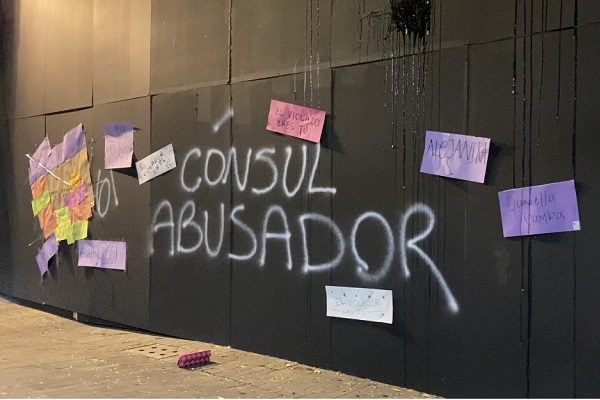 "Blindada" y con pintas está la casa de Andrés Roemer