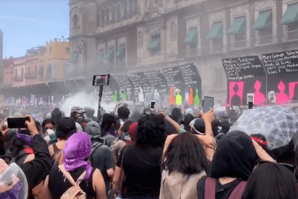 Manifestantes derriban parte del muro de Palacio Nacional #VIDEO