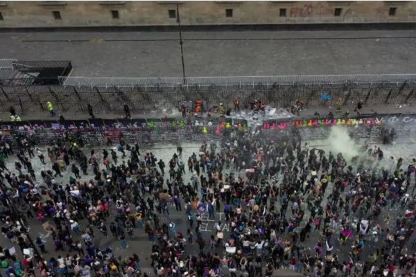 Sin vallado en Palacio Nacional "era enfrenamiento cuerpo a cuerpo": AMLO sobre 8M