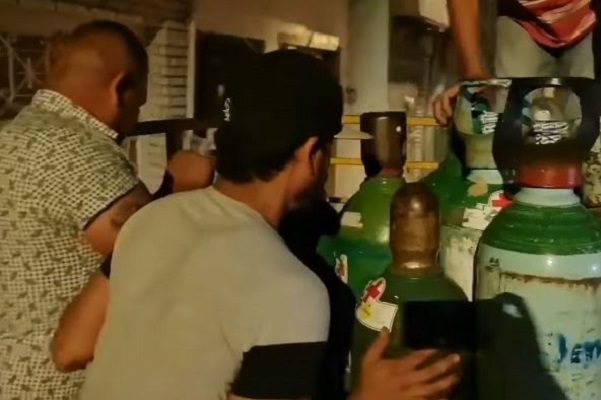 Youtuber que rifó sus autos para donar tanques de oxígeno inicia repartición