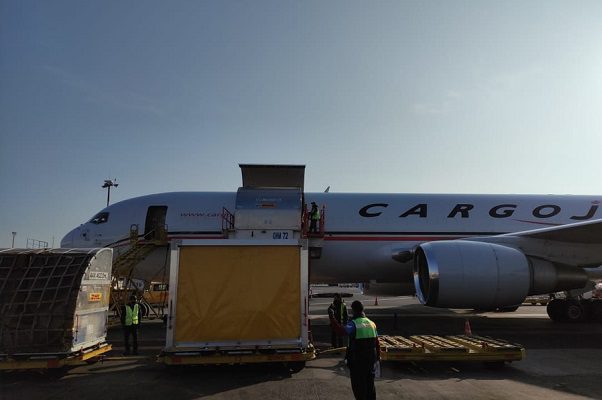 Arriban a México 600 mil vacunas de Pfizer