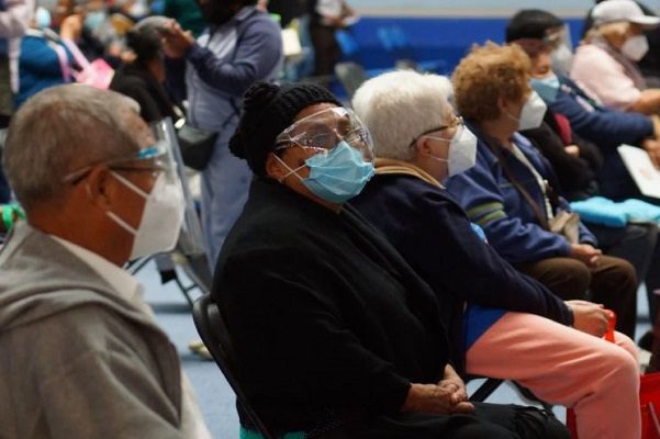 TEPJF ordena a Morena dejar de politizar vacunación