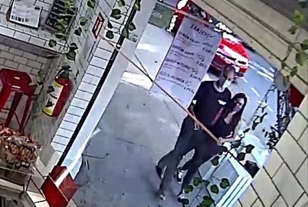 Captan a López-Gatell en la Condesa, pese a no acudir a conferencia covid