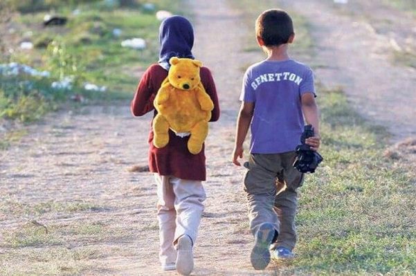 EE.UU. reanuda programa para reunir a niños migrantes con sus madres