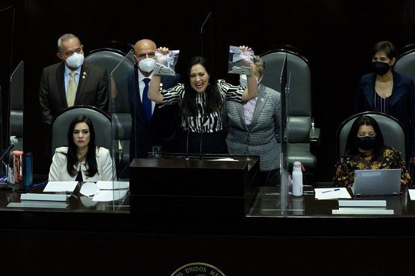 Critican a diputada por alertar un "viaje de cuatro días" por consumir mariguana #VIDEO