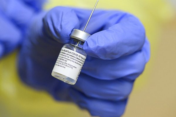 Vacuna de Pfizer es eficaz en 97% de los casos sintomáticos, apunta estudio