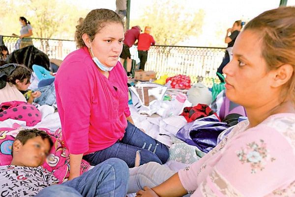 Habilitarán hoteles para albergar a migrantes en Texas y Arizona