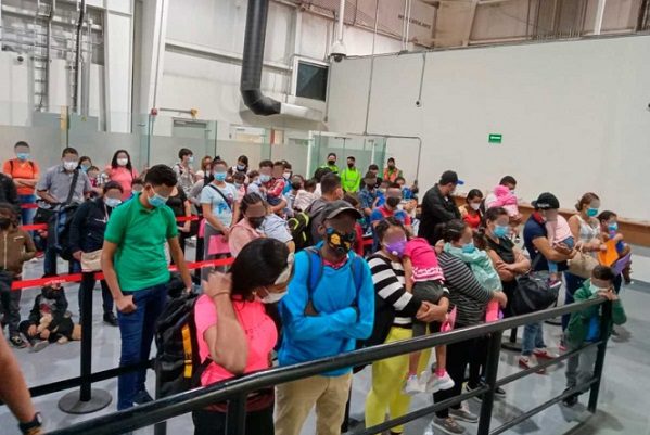 Detienen a 95 migrantes centroamericanos en el aeropuerto de Monterrey